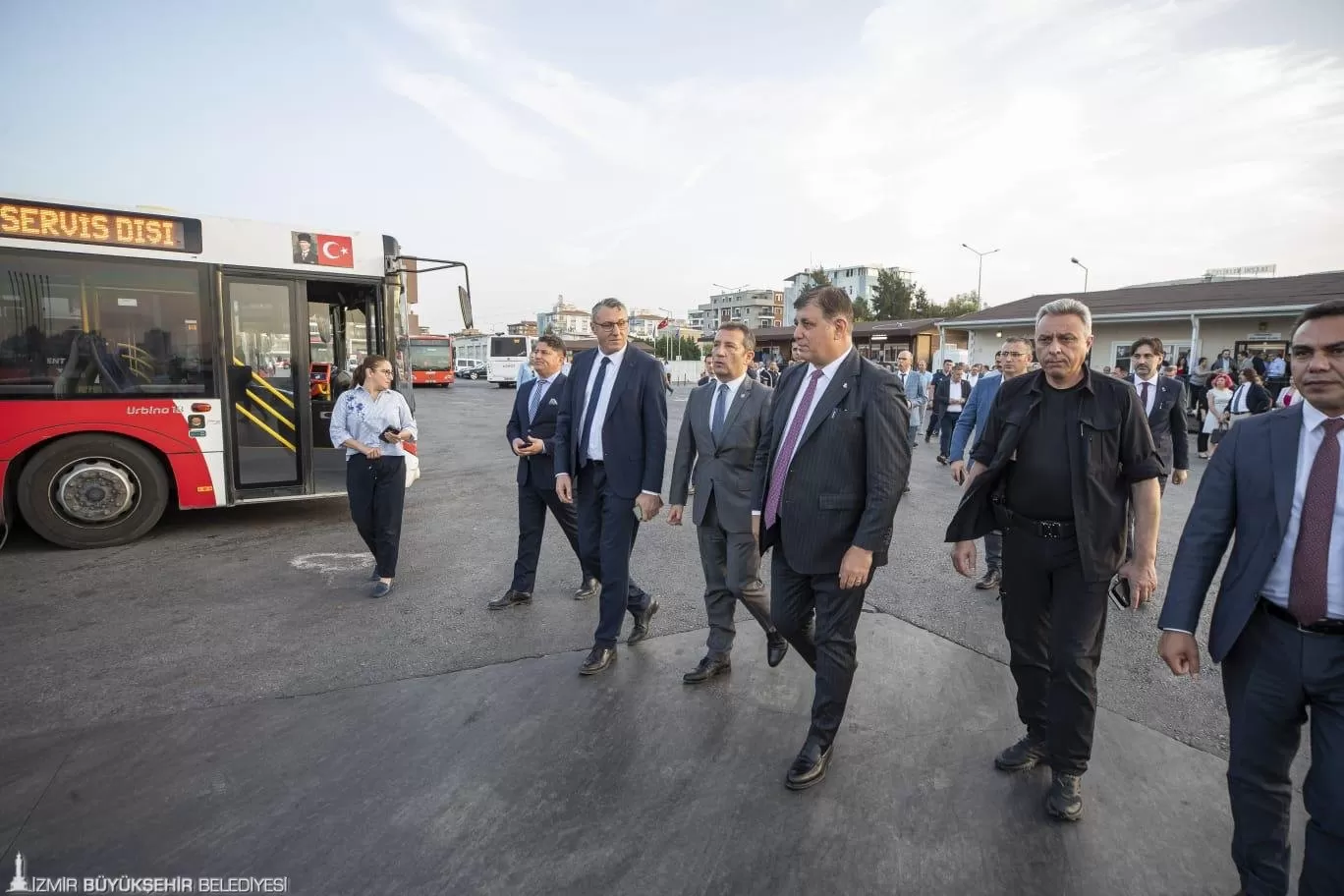 İzmir Büyükşehir Belediye Başkanı Dr. Cemil Tugay, Kurban Bayramı öncesi ESHOT personeline bayram ziyareti gerçekleştirdi.