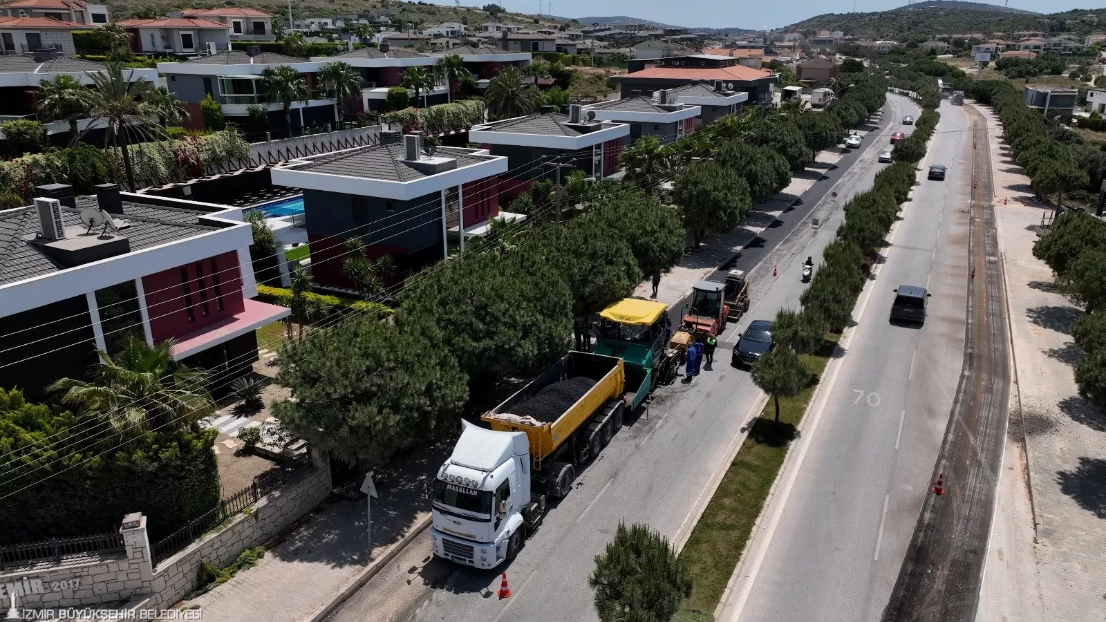 İzmir Büyükşehir Belediyesi, 180 günlük hızlı eylem planı kapsamında, Kurban Bayramı'nda dahi durmadan çalışarak şehrin dört bir yanındaki yolları onardı.