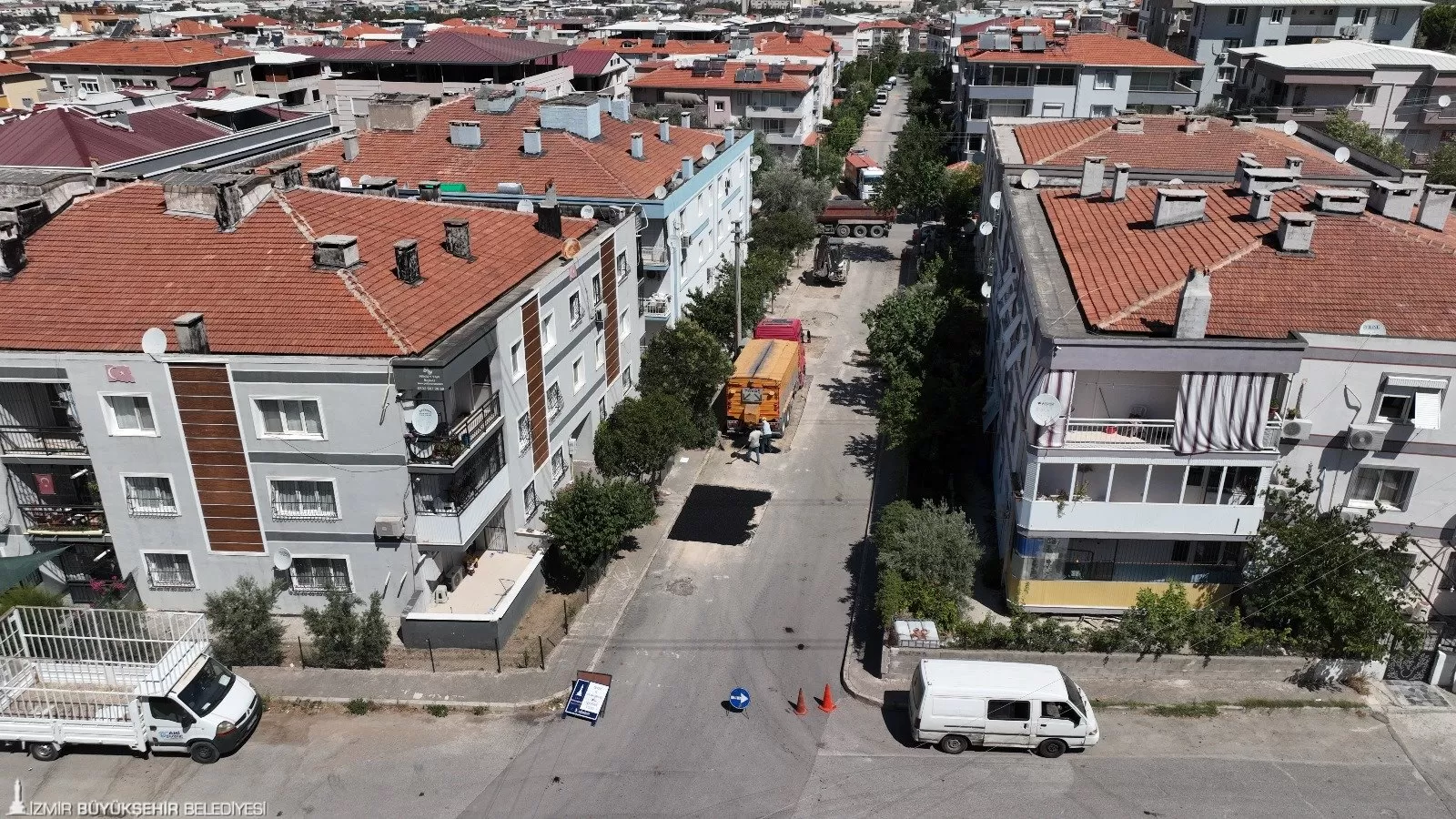 İzmir Büyükşehir Belediyesi, 180 günlük hızlı eylem planı kapsamında, Kurban Bayramı'nda dahi durmadan çalışarak şehrin dört bir yanındaki yolları onardı.