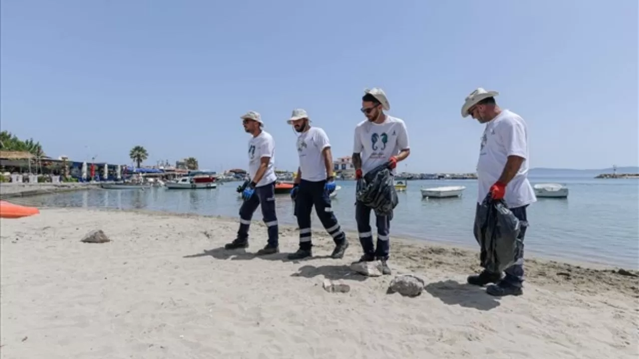 İzmir Büyükşehir Belediyesi, Mordoğan Kocakum Plajı'nda Büyük Temizlik Başlattı