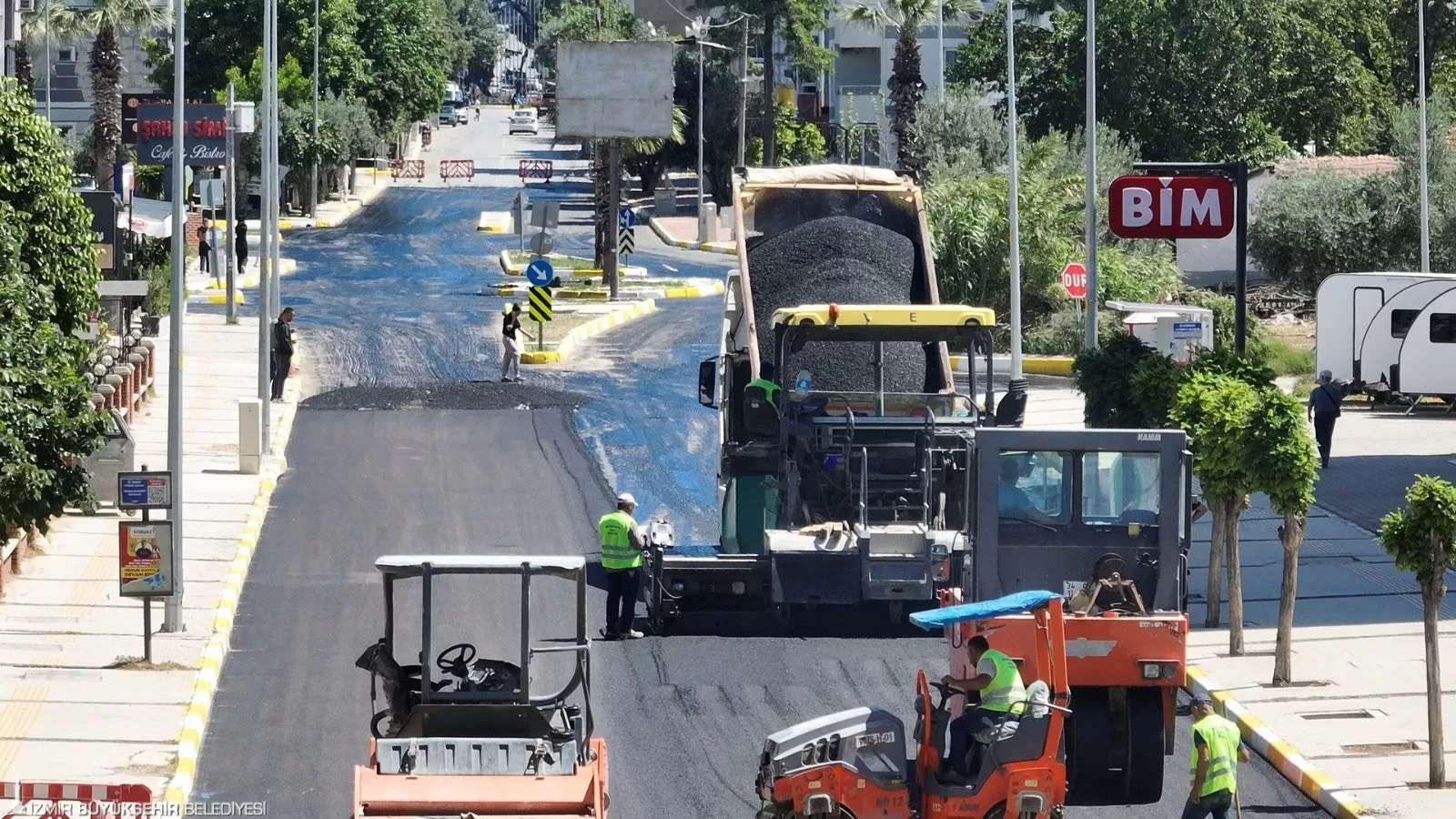 İzmir Büyükşehir Belediye Başkanı Dr. Cemil Tugay'ın başlattığı 180 günlük "Hızlı Eylem Planı" kapsamında, kentin dört bir yanında yoğun şikayet alan bozuk yollar onarılıyor.