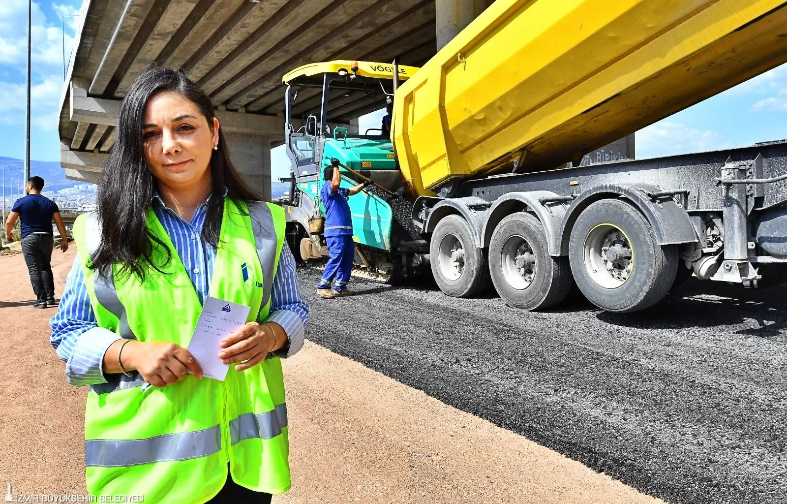 İzmir Büyükşehir Belediye Başkanı Dr. Cemil Tugay'ın başlattığı 180 günlük "Hızlı Eylem Planı" kapsamında, kentin dört bir yanında yoğun şikayet alan bozuk yollar onarılıyor.