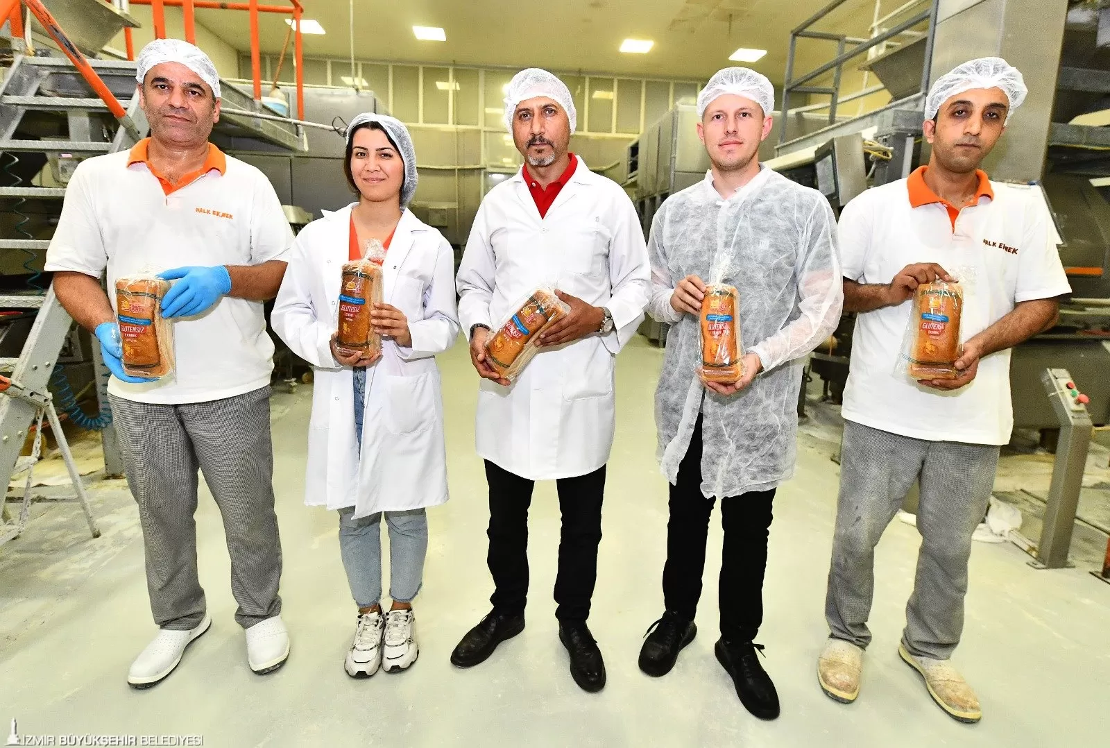 İzmir Büyükşehir Belediyesi'nin Halk Ekmek Fabrikası çölyak hastalarına özel ekmek üreterek önemli bir sosyal sorumluluk projesine imza attı. 