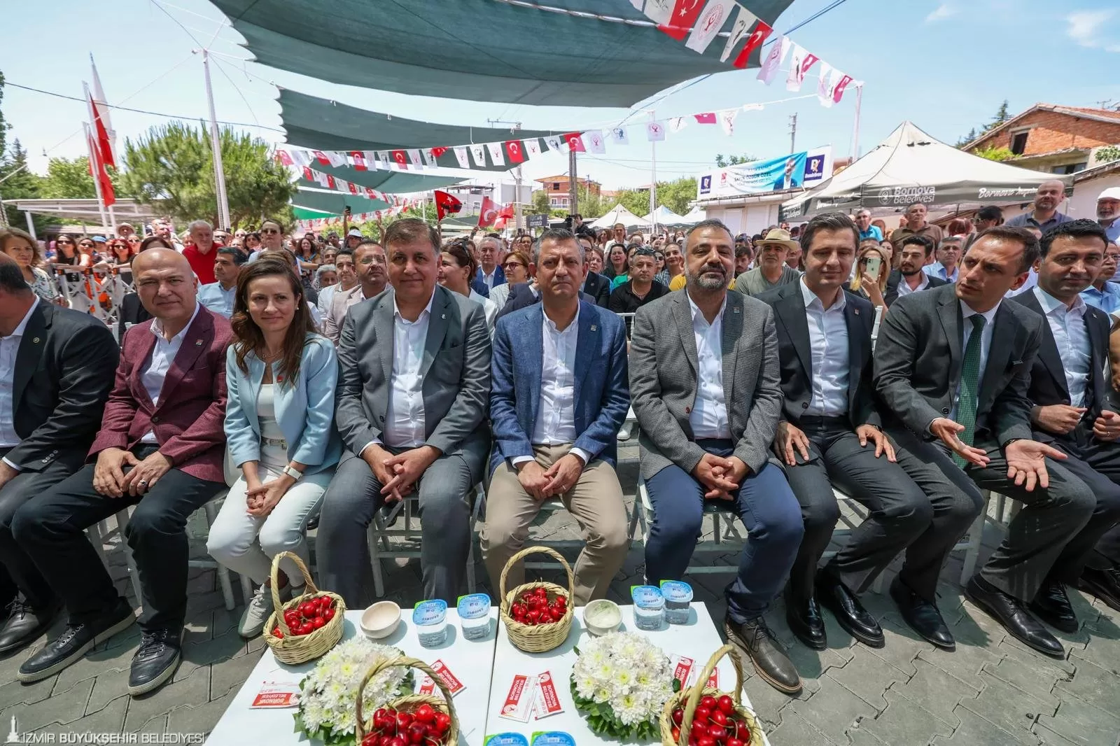 Bornova Belediyesi'nin Beşyol Mahallesi'nde düzenlediği 7. Kiraz Festivali, CHP Genel Başkanı Özgür Özel ve İzmir Büyükşehir Belediye Başkanı Dr. Cemil Tugay'ın katılımıyla büyük bir coşkuyla kutlandı