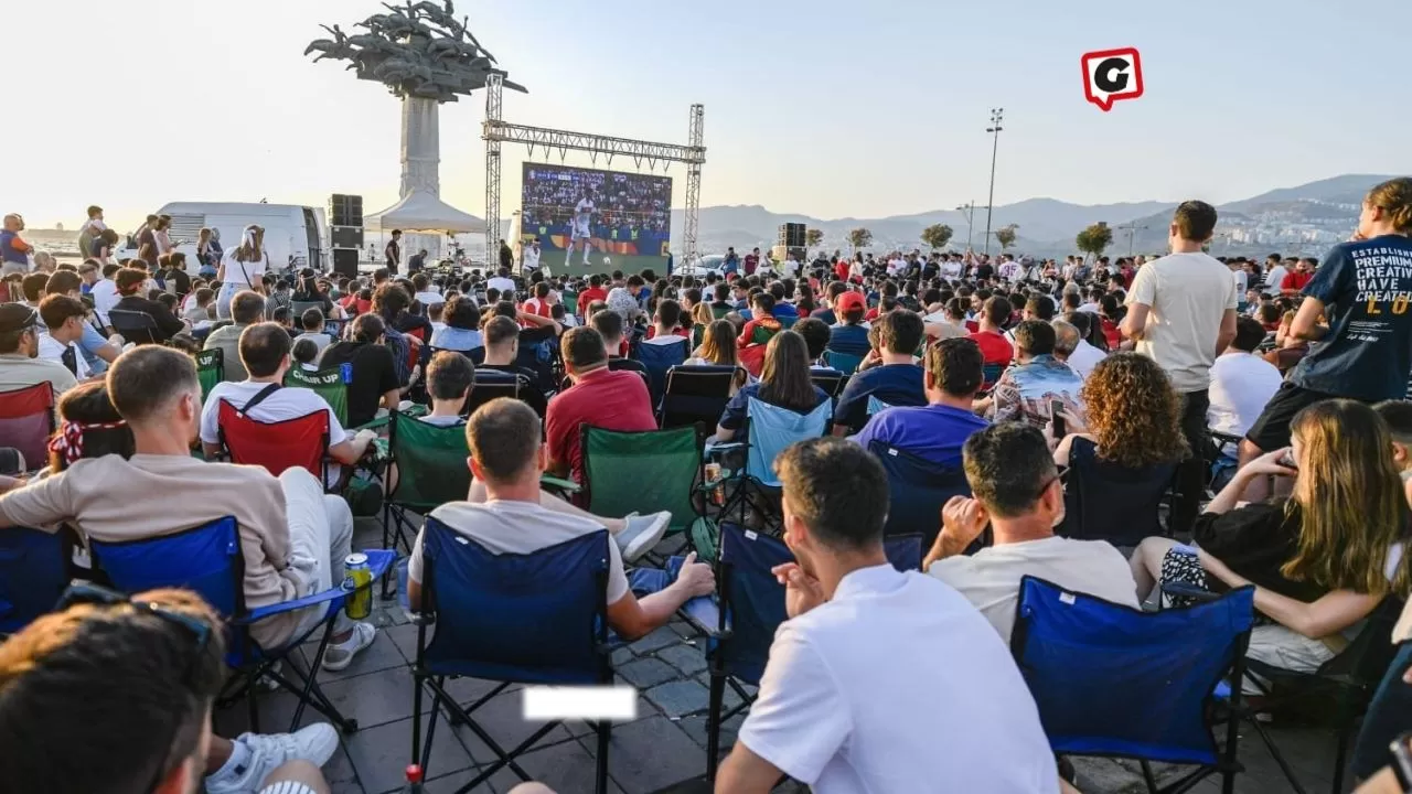 İzmir'de Dev Ekranlarda Milli Maç Heyecanı!