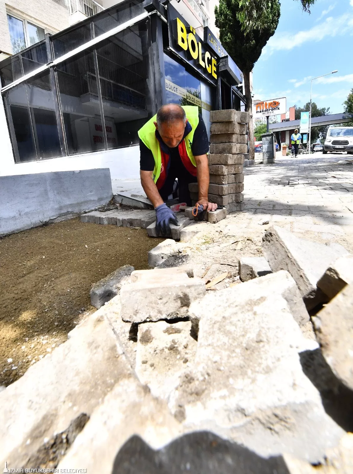 İzmir Büyükşehir Belediyesi, kent genelinde başlattığı "Hızlı Eylem Planı" kapsamında bozuk kaldırımları onarıyor ve yeniliyor.