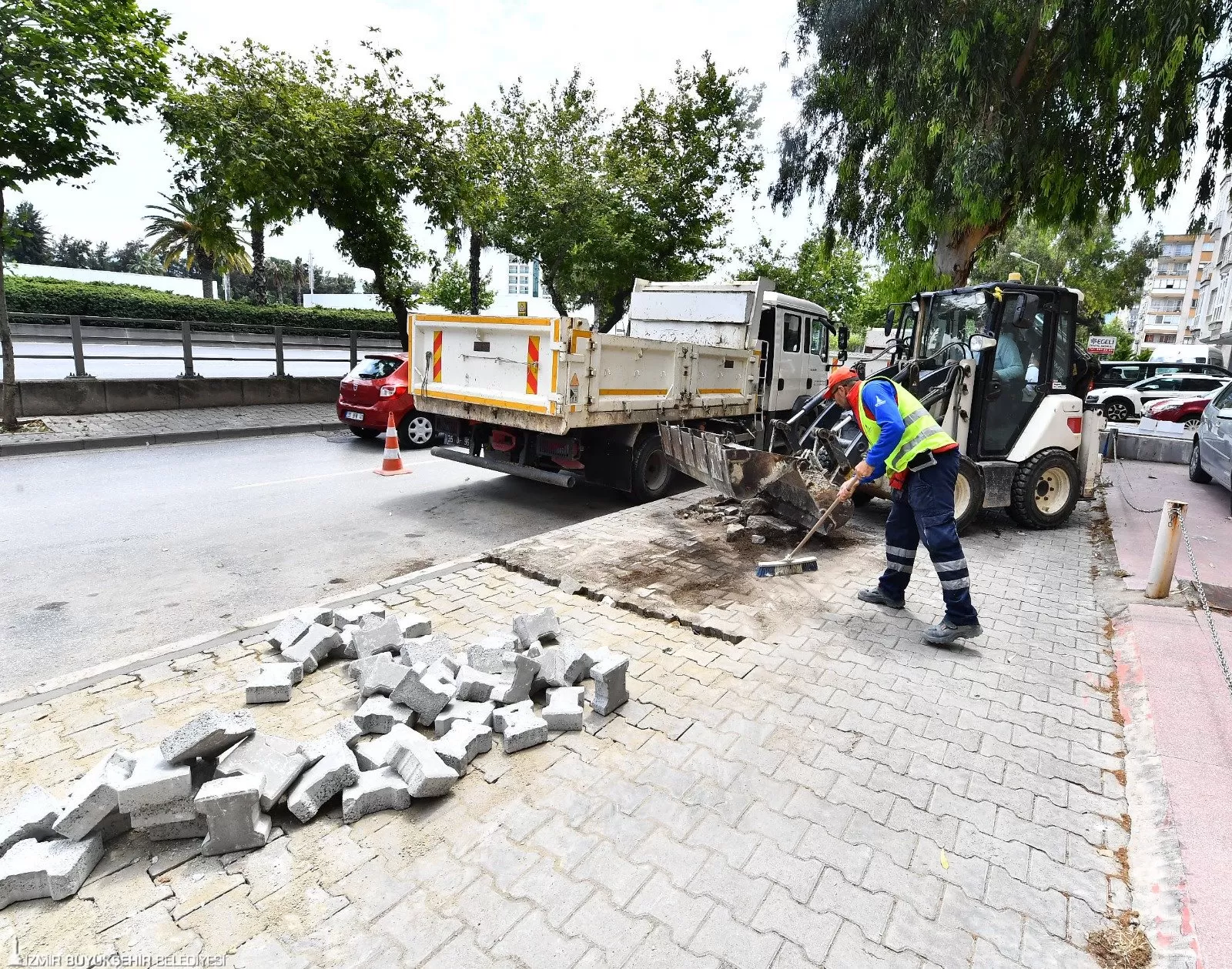 İzmir Büyükşehir Belediyesi, kent genelinde başlattığı "Hızlı Eylem Planı" kapsamında bozuk kaldırımları onarıyor ve yeniliyor.
