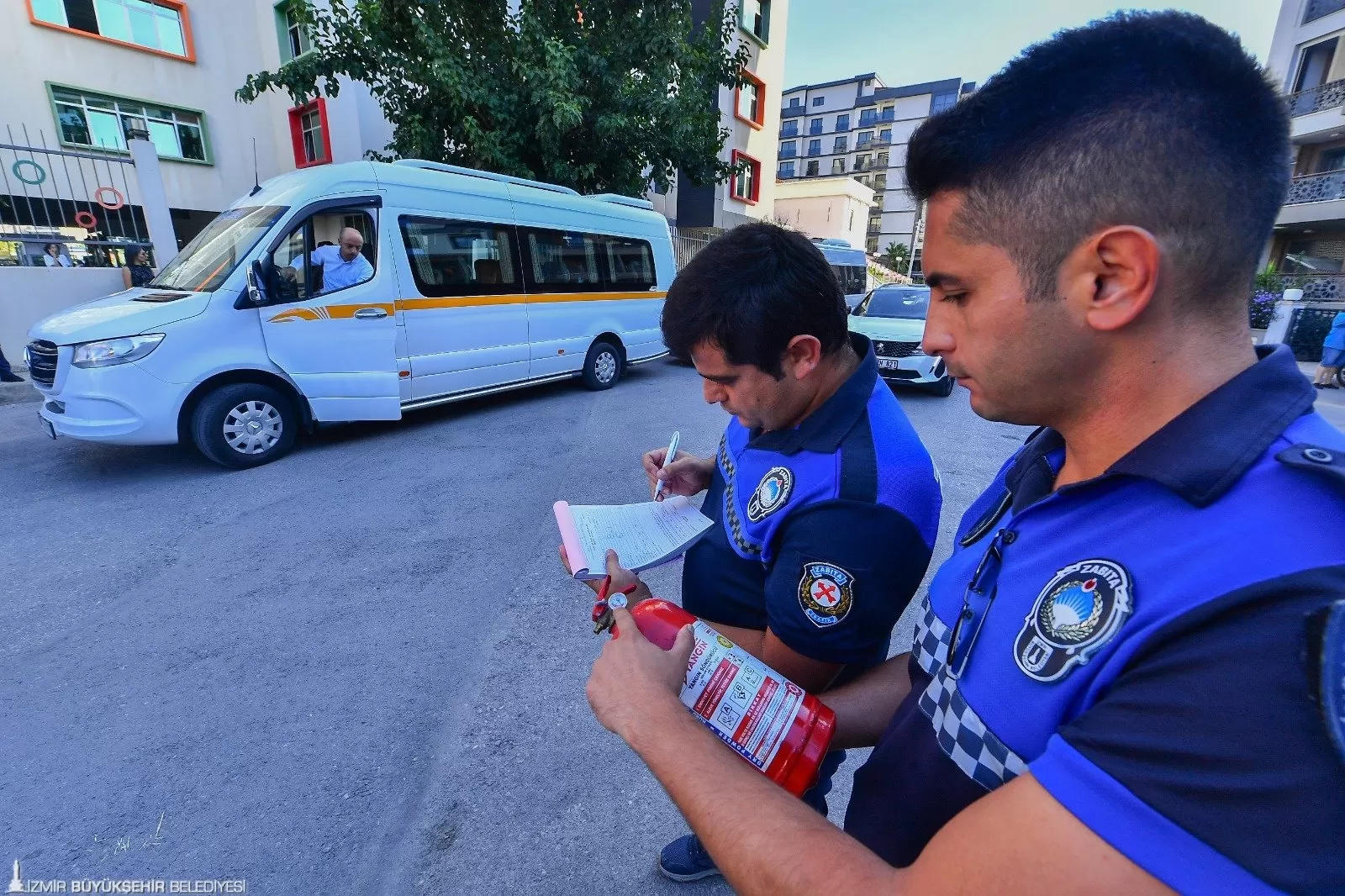 İzmir Büyükşehir Belediyesi, karavan parkı sorununun kalıcı çözümü için harekete geçti. İnciraltı ve Karşıyaka'da toplam 433 karavan tahliye edilirken, yeni karavan park alanları da tespit ediliyor.