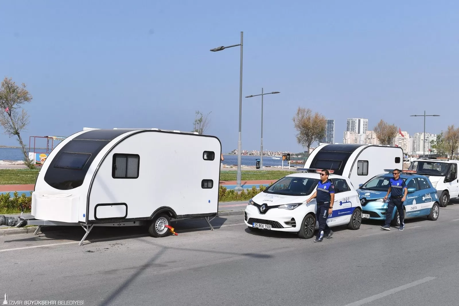 İzmir Büyükşehir Belediyesi, karavan parkı sorununun kalıcı çözümü için harekete geçti. İnciraltı ve Karşıyaka'da toplam 433 karavan tahliye edilirken, yeni karavan park alanları da tespit ediliyor.