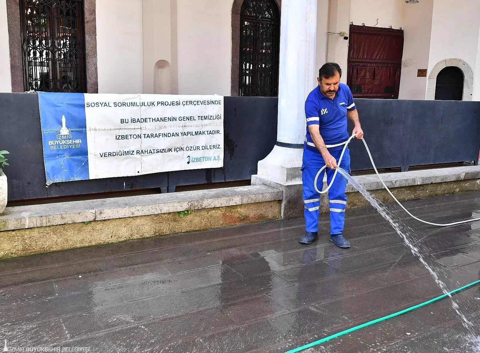 İzmir Büyükşehir Belediyesi, yaklaşan Kurban Bayramı öncesi ibadethanelerde hummalı bir temizlik çalışması yürütüyor. 