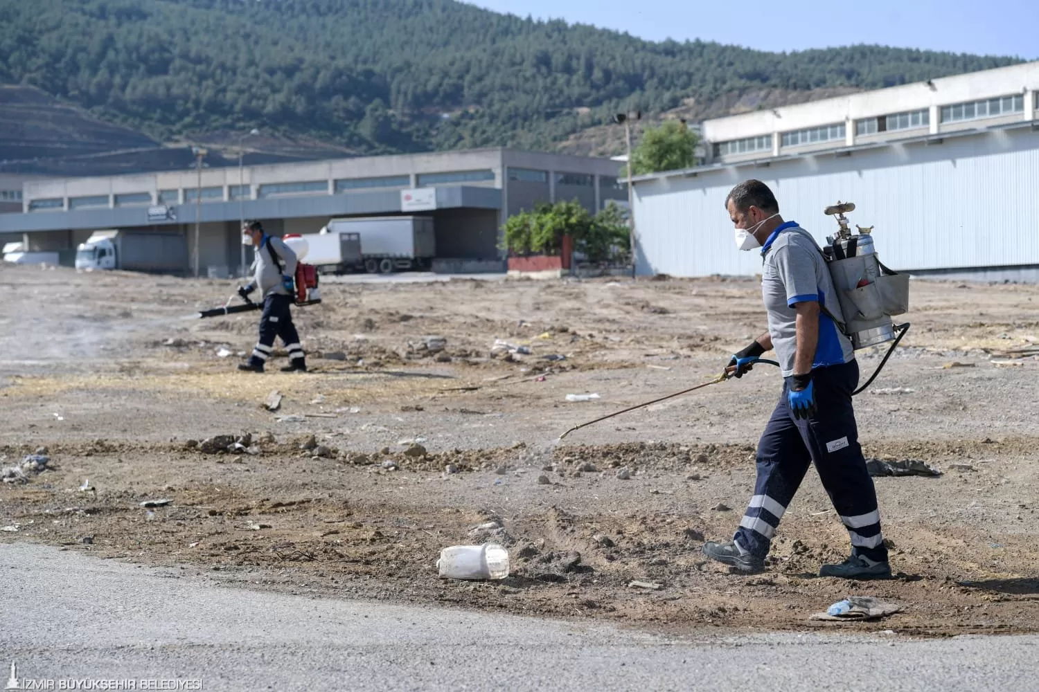 İzmir Büyükşehir Belediyesi ekipleri, Kurban Bayramı'nın ardından kentteki hayvan pazarlarını ve kurban kesim alanlarını titizlikle temizliyor ve ilaçlıyor. 