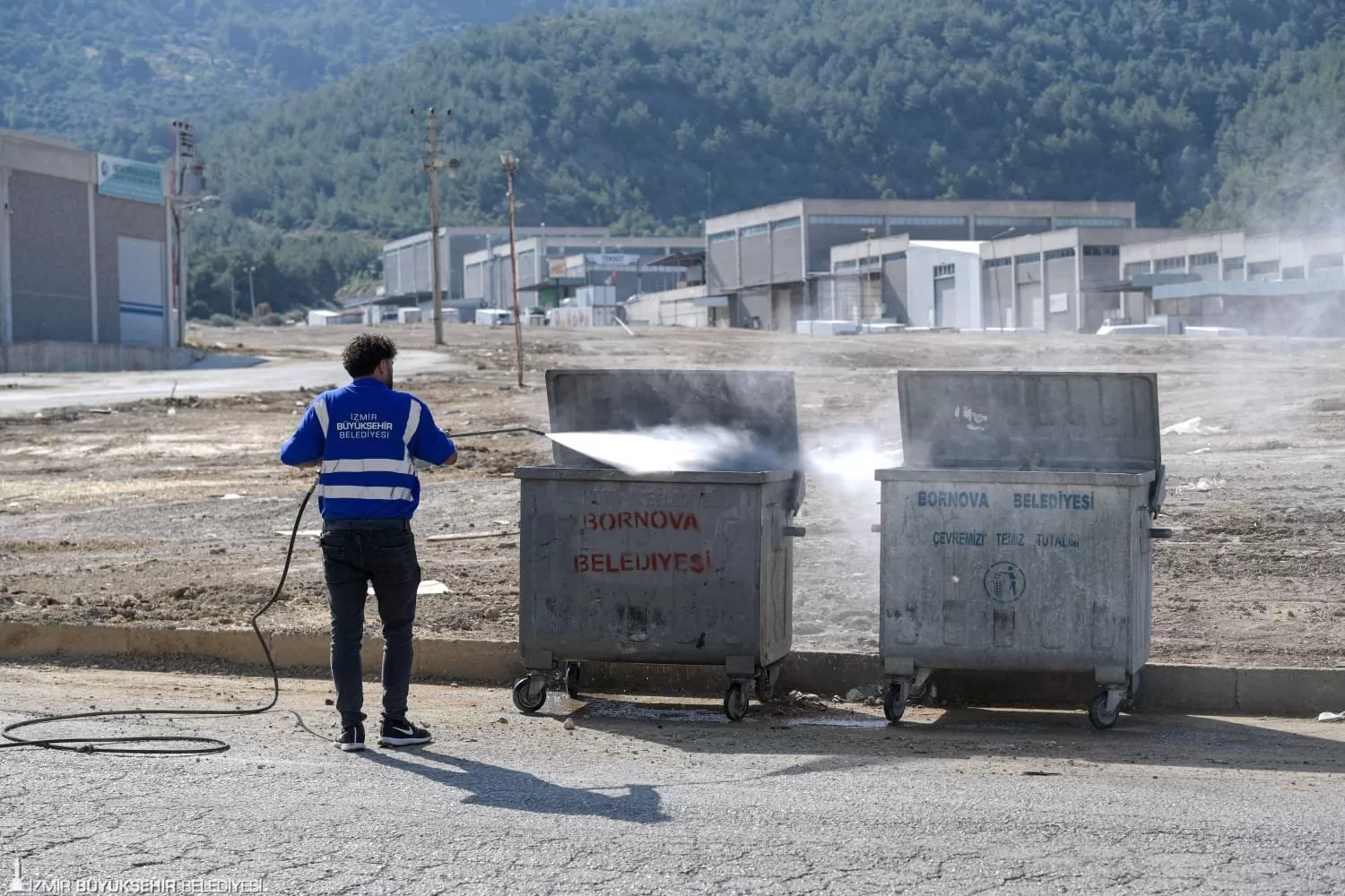 İzmir Büyükşehir Belediyesi ekipleri, Kurban Bayramı'nın ardından kentteki hayvan pazarlarını ve kurban kesim alanlarını titizlikle temizliyor ve ilaçlıyor. 