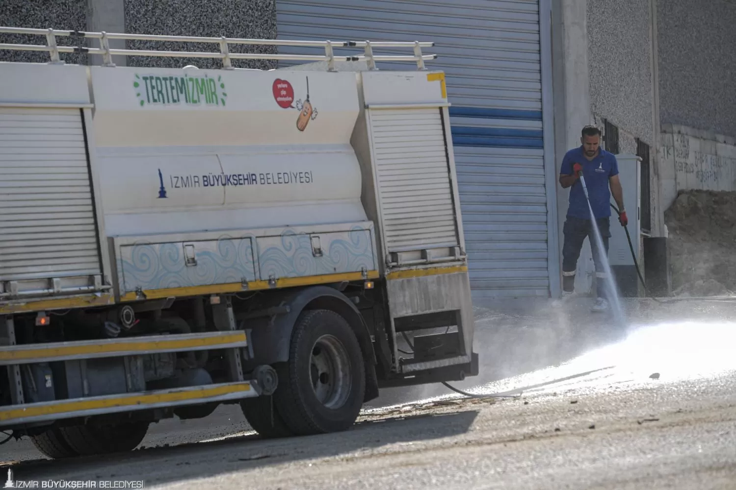 İzmir Büyükşehir Belediyesi ekipleri, Kurban Bayramı'nın ardından kentteki hayvan pazarlarını ve kurban kesim alanlarını titizlikle temizliyor ve ilaçlıyor. 