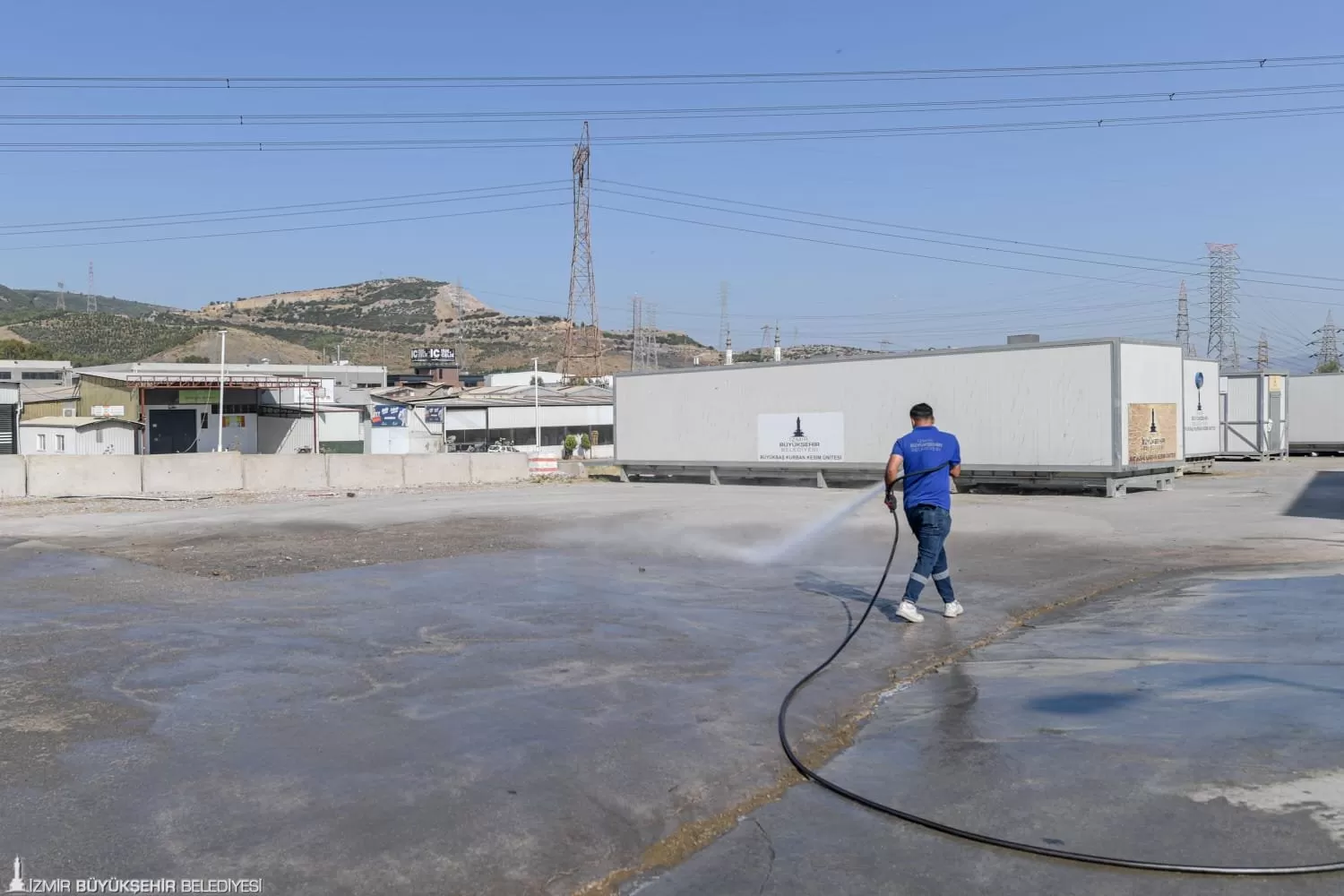 İzmir Büyükşehir Belediyesi ekipleri, Kurban Bayramı'nın ardından kentteki hayvan pazarlarını ve kurban kesim alanlarını titizlikle temizliyor ve ilaçlıyor. 