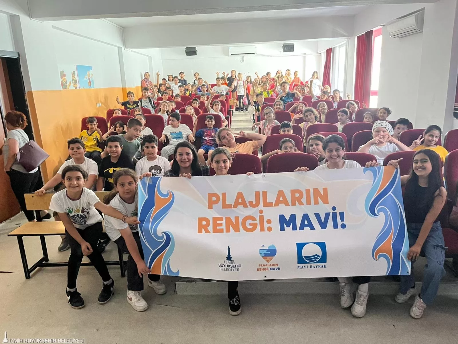 İzmir Büyükşehir Belediyesi'nin çevre yatırımları meyvesini veriyor! Bu yıl 40 halk plajında mavi bayrak ödülünü koruyan İzmir'de toplam mavi bayraklı plaj sayısı 64'e yükseldi. 