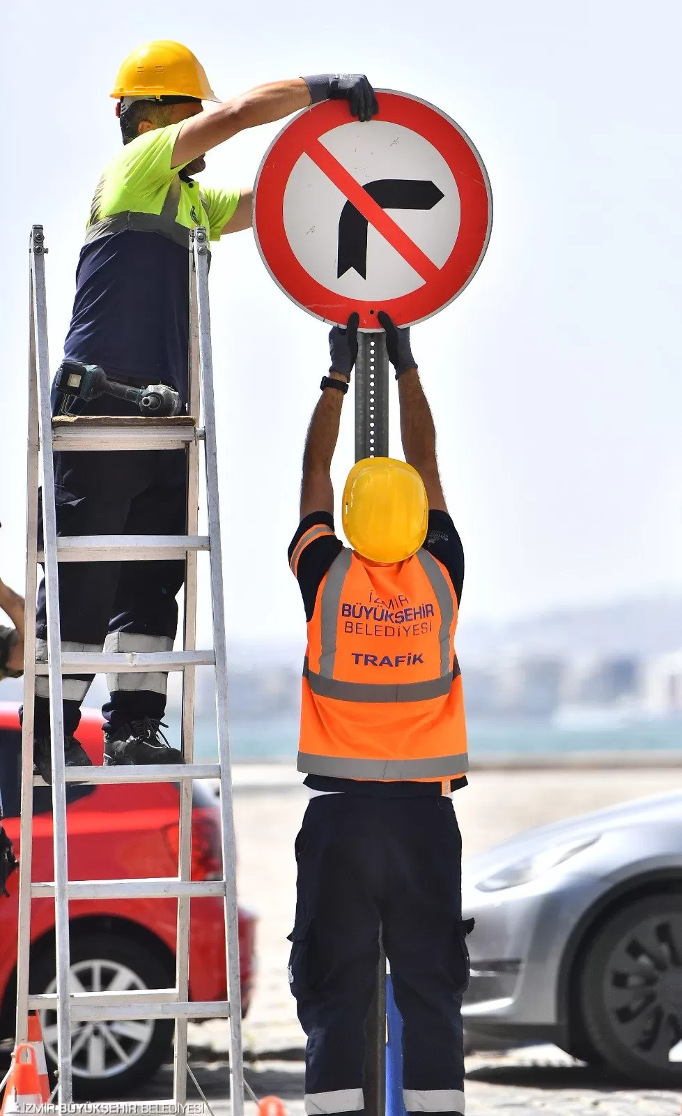 Kent içi trafik güvenliğini artırmak için önemli bir çalışmaya imza atıyor. Trafik Hizmetleri Şube Müdürlüğüne bağlı atölyelerde üretilen trafik levhaları, 30 ilçe ve köy yoluna monte ediliyor