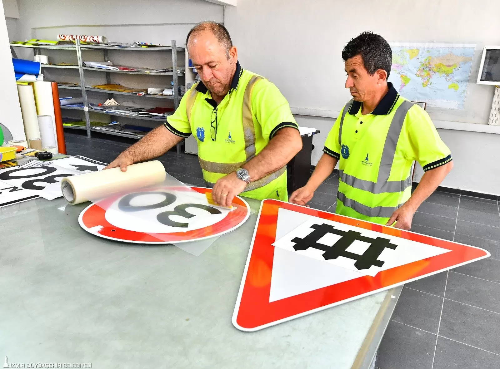 Kent içi trafik güvenliğini artırmak için önemli bir çalışmaya imza atıyor. Trafik Hizmetleri Şube Müdürlüğüne bağlı atölyelerde üretilen trafik levhaları, 30 ilçe ve köy yoluna monte ediliyor