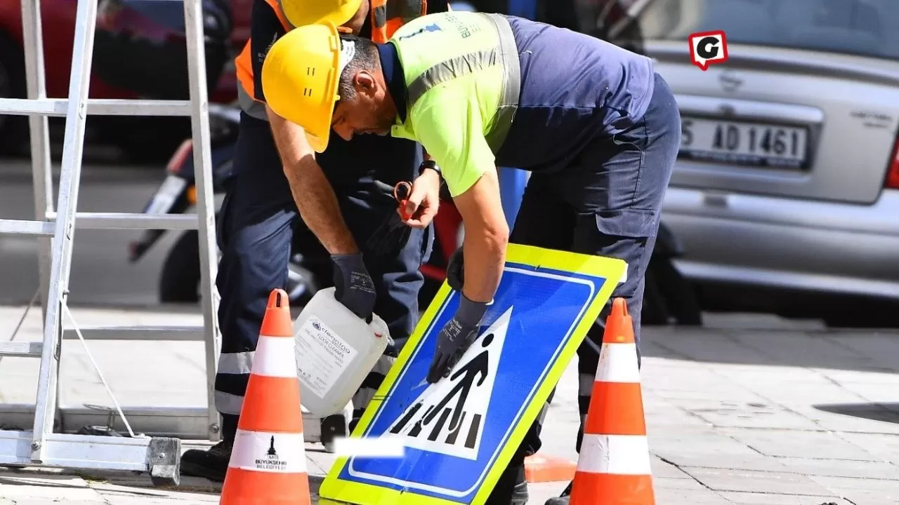 İzmir'de Trafik Güvenliği Artıyor: Büyükşehir'den Yılda 15 Bin Levha Montajı