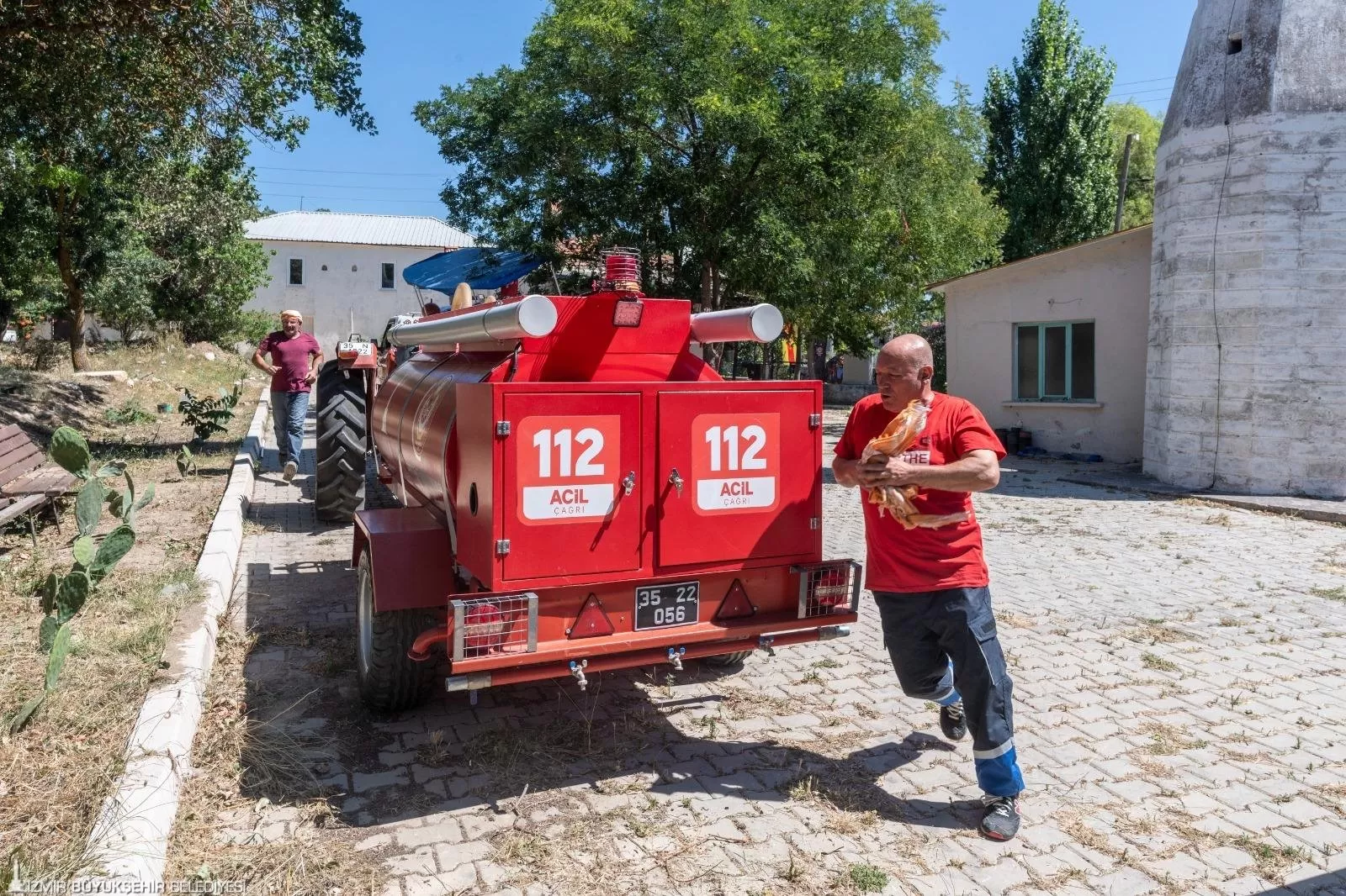 İzmir Büyükşehir Belediyesi, yaz aylarında artan orman yangınlarına karşı tetikte! Kurban Bayramı tatilinde 4 gün içinde 355 yangın çıktı, bunlardan 325'i anında söndürüldü.