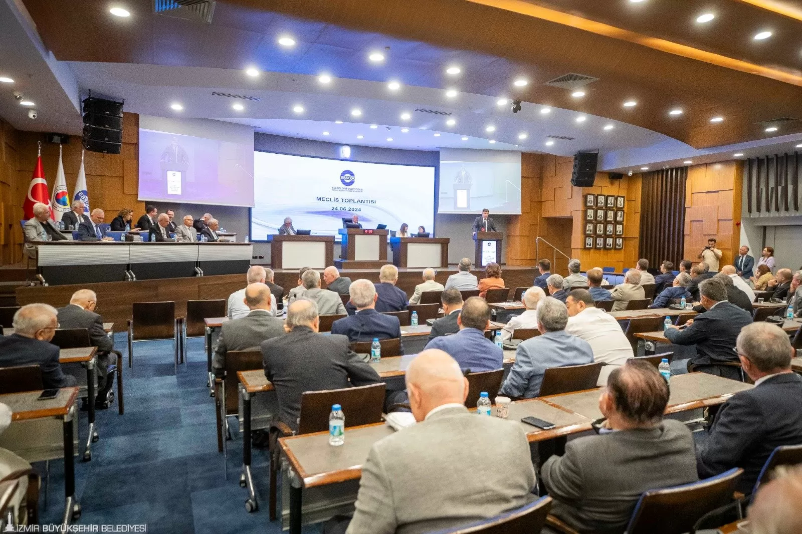 İzmir Büyükşehir Belediye Başkanı Dr. Cemil Tugay, Ege Bölgesi Sanayi Odası'nın (EBSO) Haziran ayı olağan meclis toplantısında önemli açıklamalarda bulundu.