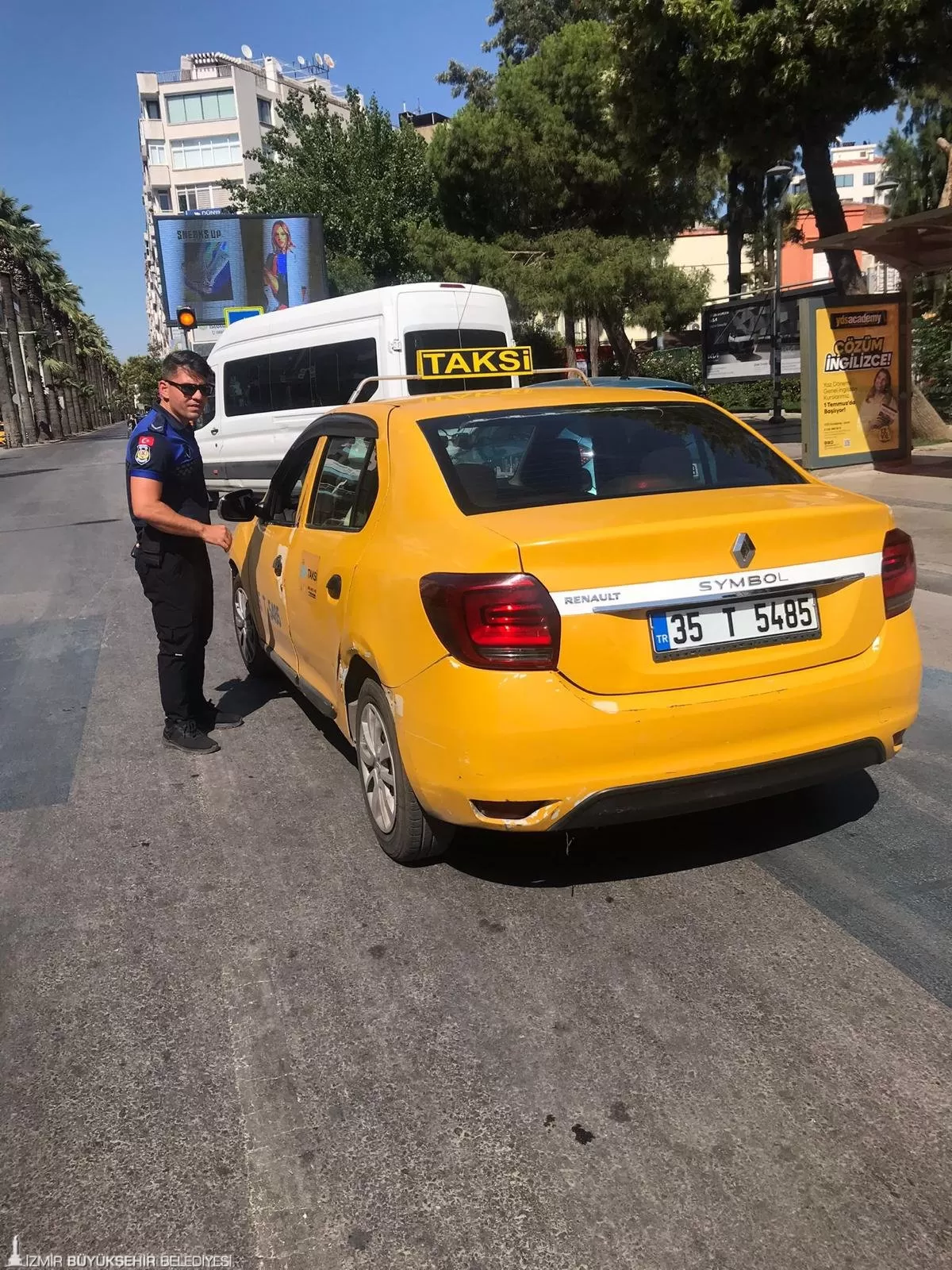 İzmir Büyükşehir Belediyesi zabıta ekipleri, Kurban Bayramı'nda kent genelinde yoğun bir çalışma yürüttü.