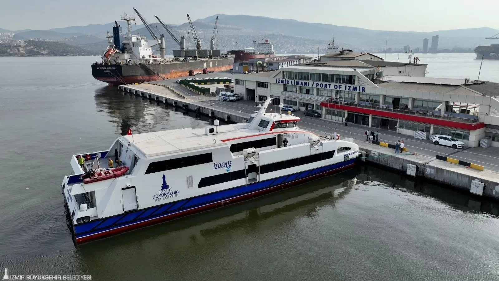 İzmir Büyükşehir Belediyesi'nin İZDENİZ ile gerçekleştirdiği İzmir-Midilli deniz seferleri, kapıda vize uygulamasıyla birlikte adeta patlama yaşıyor! 