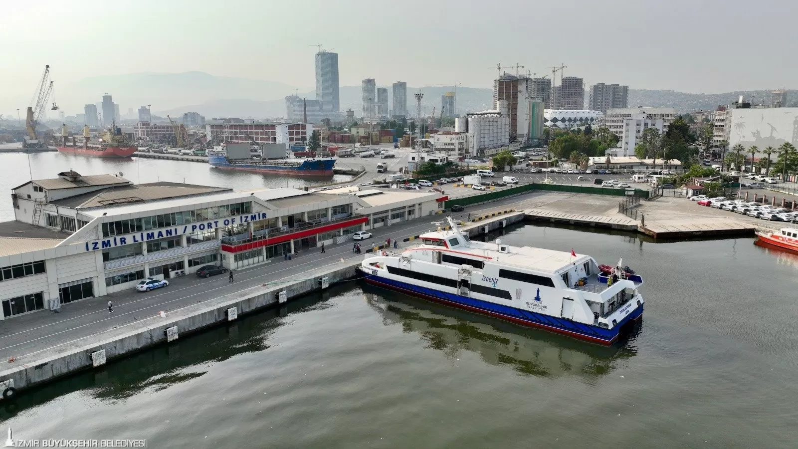 İzmir Büyükşehir Belediyesi'nin İZDENİZ ile gerçekleştirdiği İzmir-Midilli deniz seferleri, kapıda vize uygulamasıyla birlikte adeta patlama yaşıyor! 