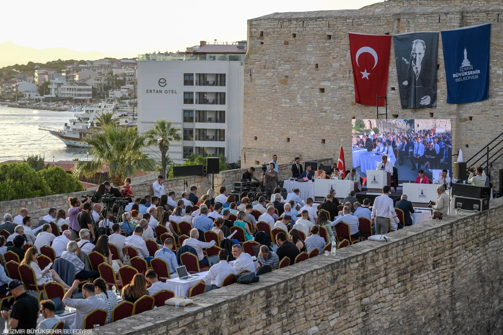 İzmir Büyükşehir Belediye Meclisi'nde tarihi bir karar alındı! İzmir'in Filistin'in Gazze şehri ile kardeş kent olması oy birliği ile kabul edildi.