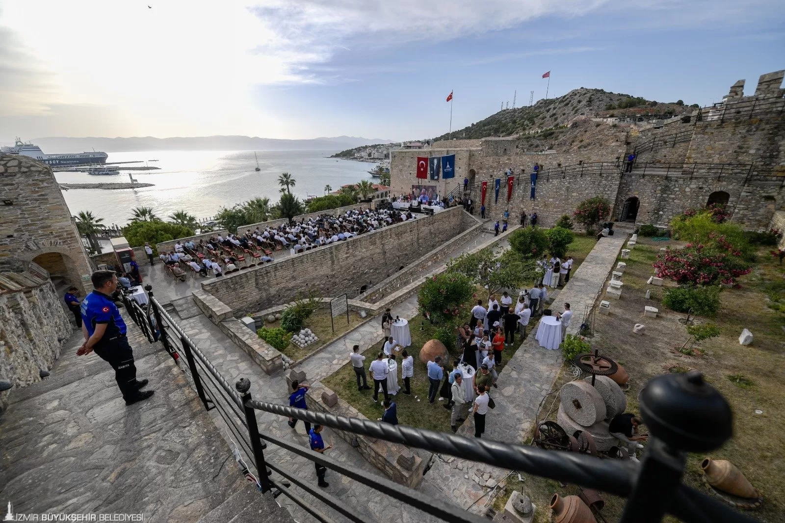 İzmir Büyükşehir Belediye Meclisi'nde tarihi bir karar alındı! İzmir'in Filistin'in Gazze şehri ile kardeş kent olması oy birliği ile kabul edildi.