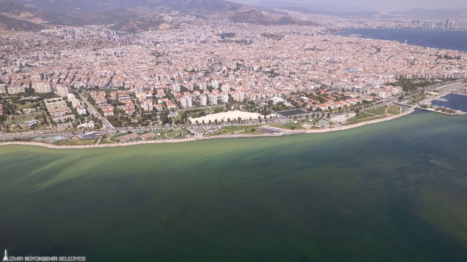 İzmir'de son günlerde artan hava sıcaklıkları, İzmir Körfezi'nde plankton patlamasına neden oldu. Bu durum, deniz suyunun renginde değişikliklere yol açtı.