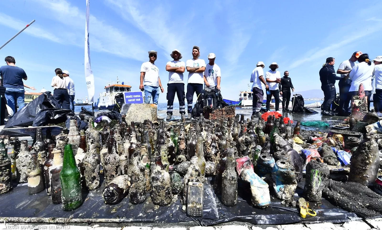İzmir Büyükşehir Belediyesi, 5 Haziran Dünya Çevre Günü kapsamında Körfez'de dip temizliği gerçekleştirdi. 