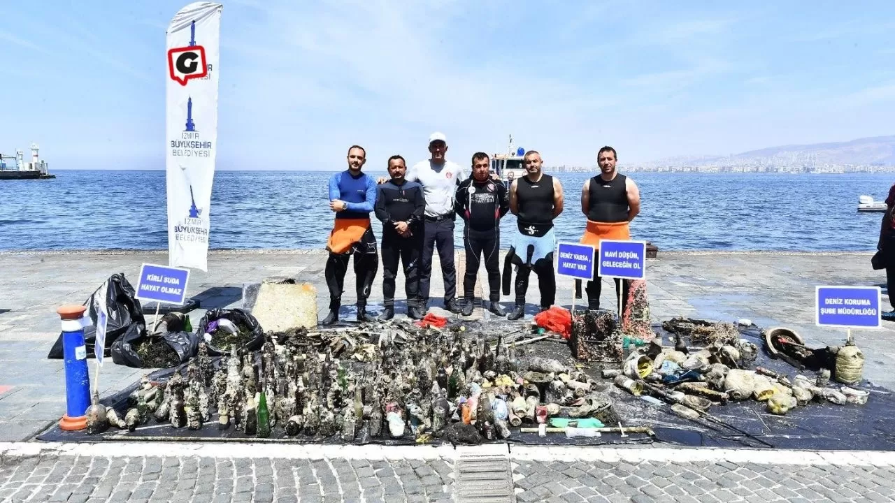 İzmir Körfezi'nden Telefon, Sepet ve Duba Çıktı! Dip Temizliği Şaşırtıcı Atıkları Ortaya Çıkardı