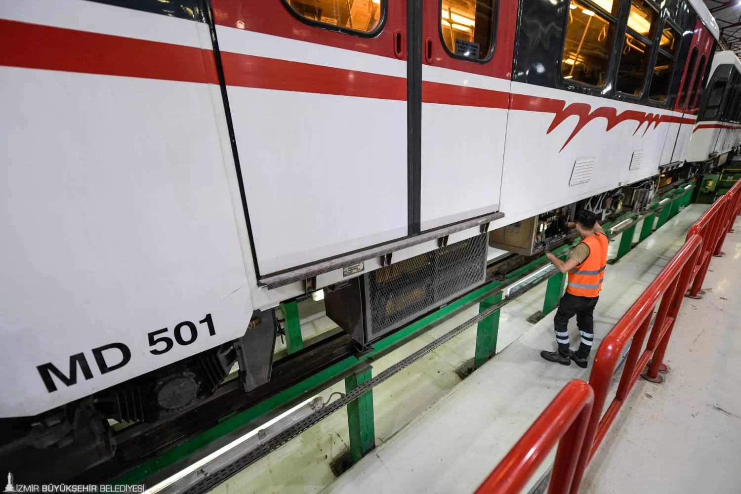 1996 yılında üretilen ve 2000 yılında ilk seferine çıkan ADtranz MD 501, İzmir Metro AŞ'nin özenli bakımları sayesinde hala ilk günkü gibi İzmirlilere hizmet vermeye devam ediyor.