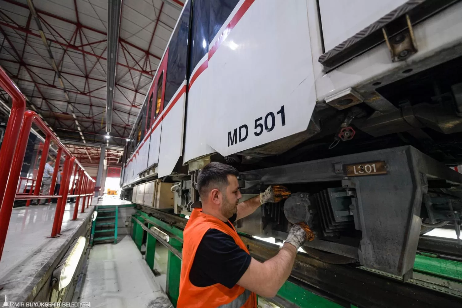 1996 yılında üretilen ve 2000 yılında ilk seferine çıkan ADtranz MD 501, İzmir Metro AŞ'nin özenli bakımları sayesinde hala ilk günkü gibi İzmirlilere hizmet vermeye devam ediyor.