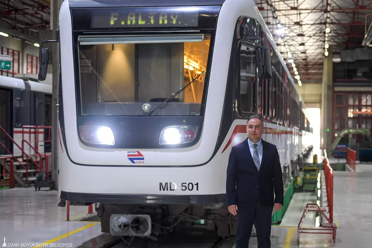 1996 yılında üretilen ve 2000 yılında ilk seferine çıkan ADtranz MD 501, İzmir Metro AŞ'nin özenli bakımları sayesinde hala ilk günkü gibi İzmirlilere hizmet vermeye devam ediyor.