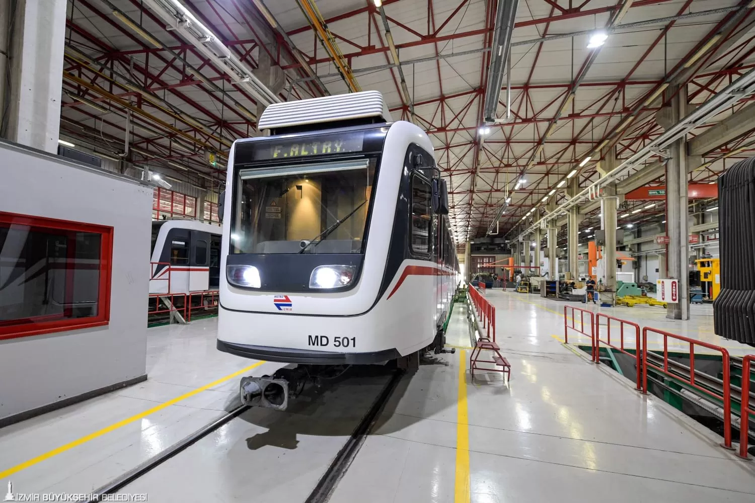 1996 yılında üretilen ve 2000 yılında ilk seferine çıkan ADtranz MD 501, İzmir Metro AŞ'nin özenli bakımları sayesinde hala ilk günkü gibi İzmirlilere hizmet vermeye devam ediyor.