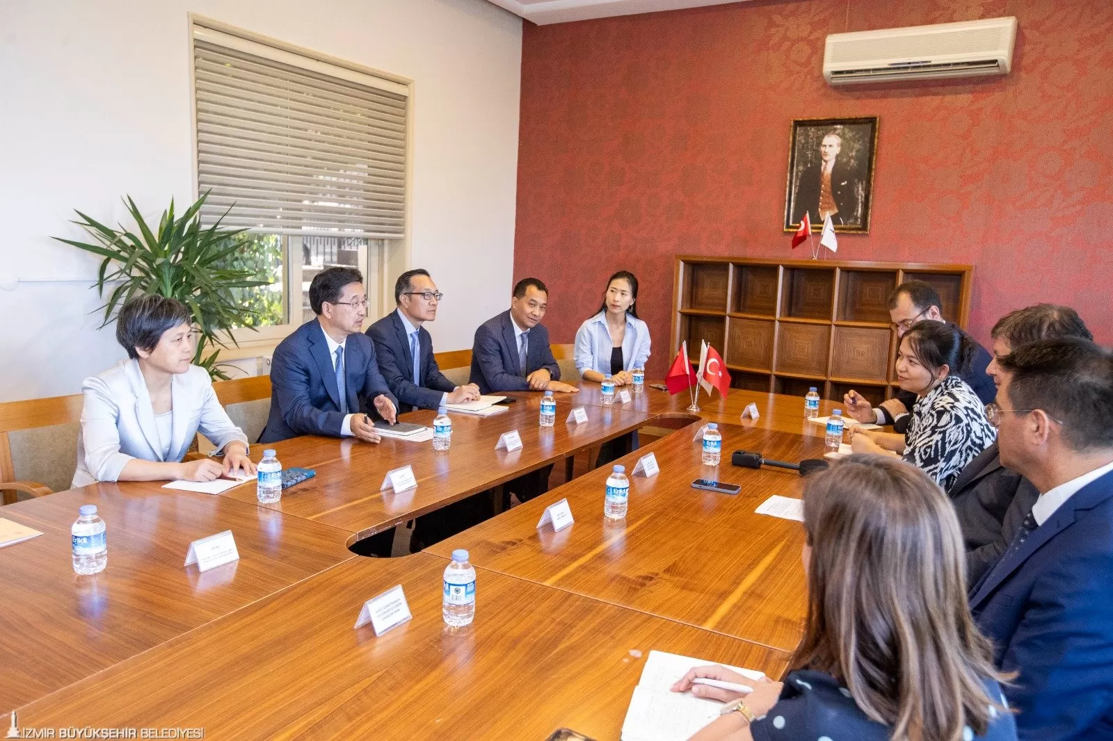 İzmir Büyükşehir Belediye Başkanı Dr. Cemil Tugay ve Çin Halk Cumhuriyeti Zhejiang İl Halk Kongresi Daimi Komitesi Başkan Yardımcısı Chen Jinbiao, ikili ilişkileri ve yatırım imkanlarını görüştü.