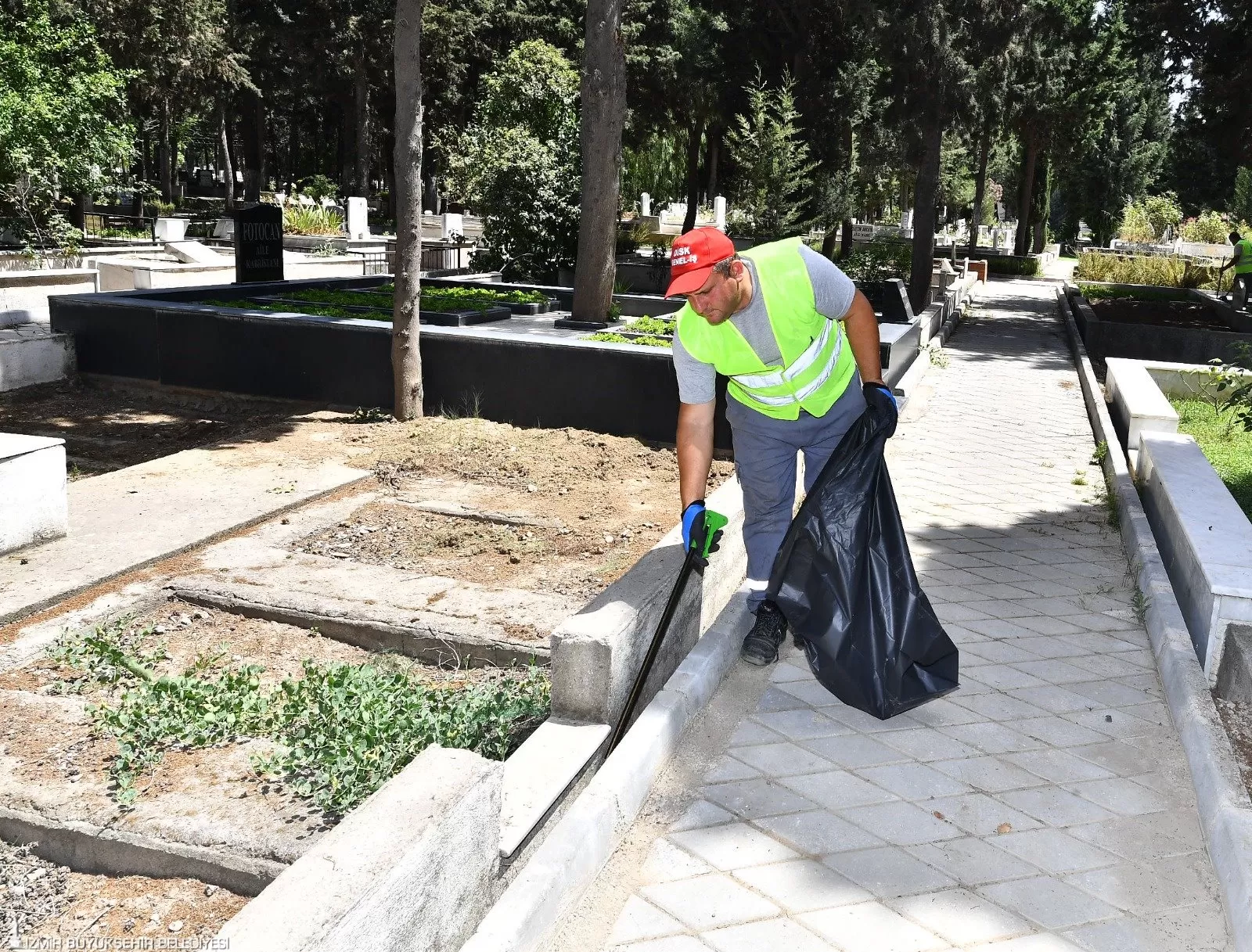 İzmir Büyükşehir Belediyesi, Kurban Bayramı'na yaklaşırken kentin tüm mezarlıklarında hummalı bir çalışma yürüttü. 