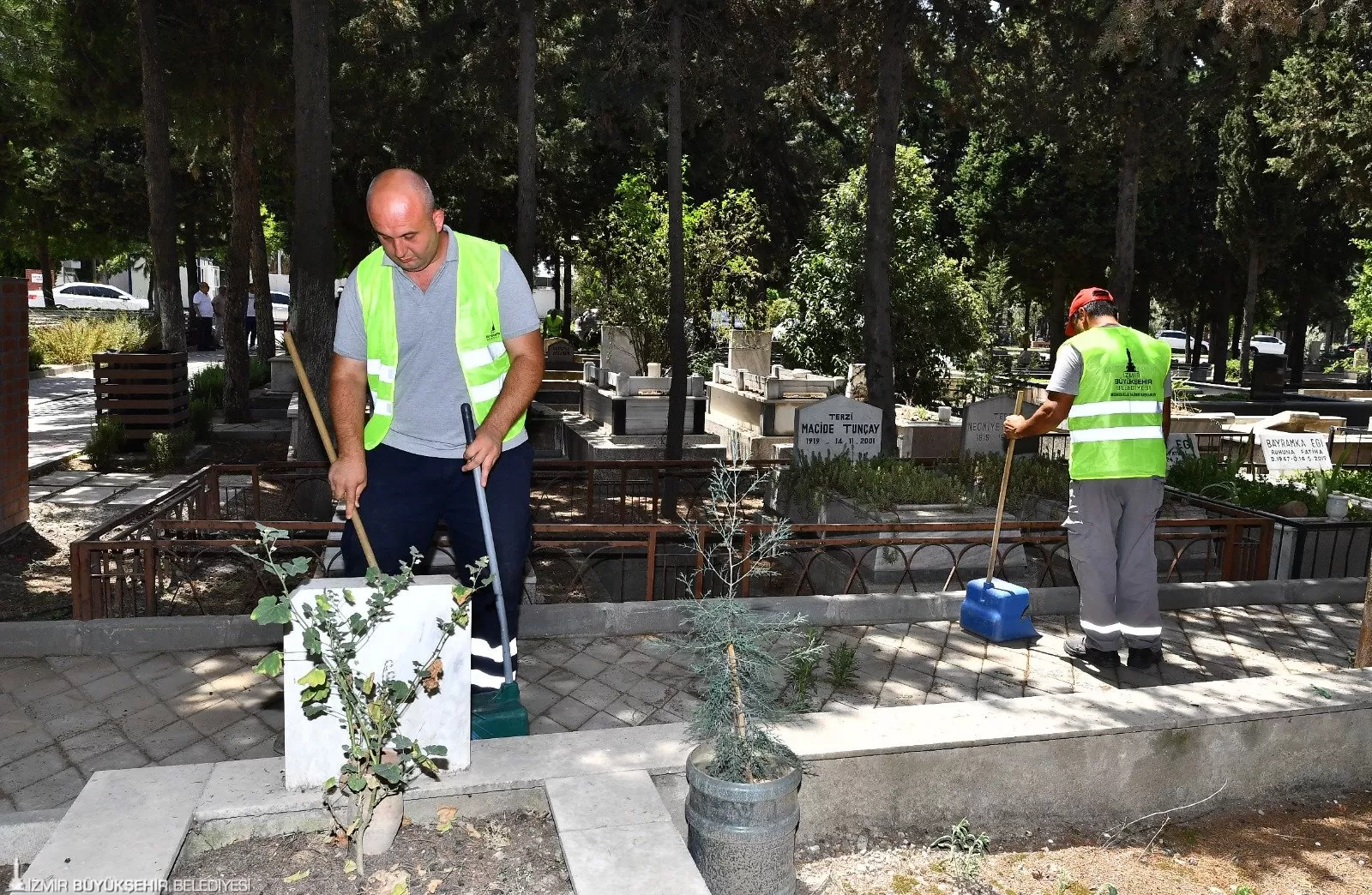 İzmir Büyükşehir Belediyesi, Kurban Bayramı'na yaklaşırken kentin tüm mezarlıklarında hummalı bir çalışma yürüttü. 