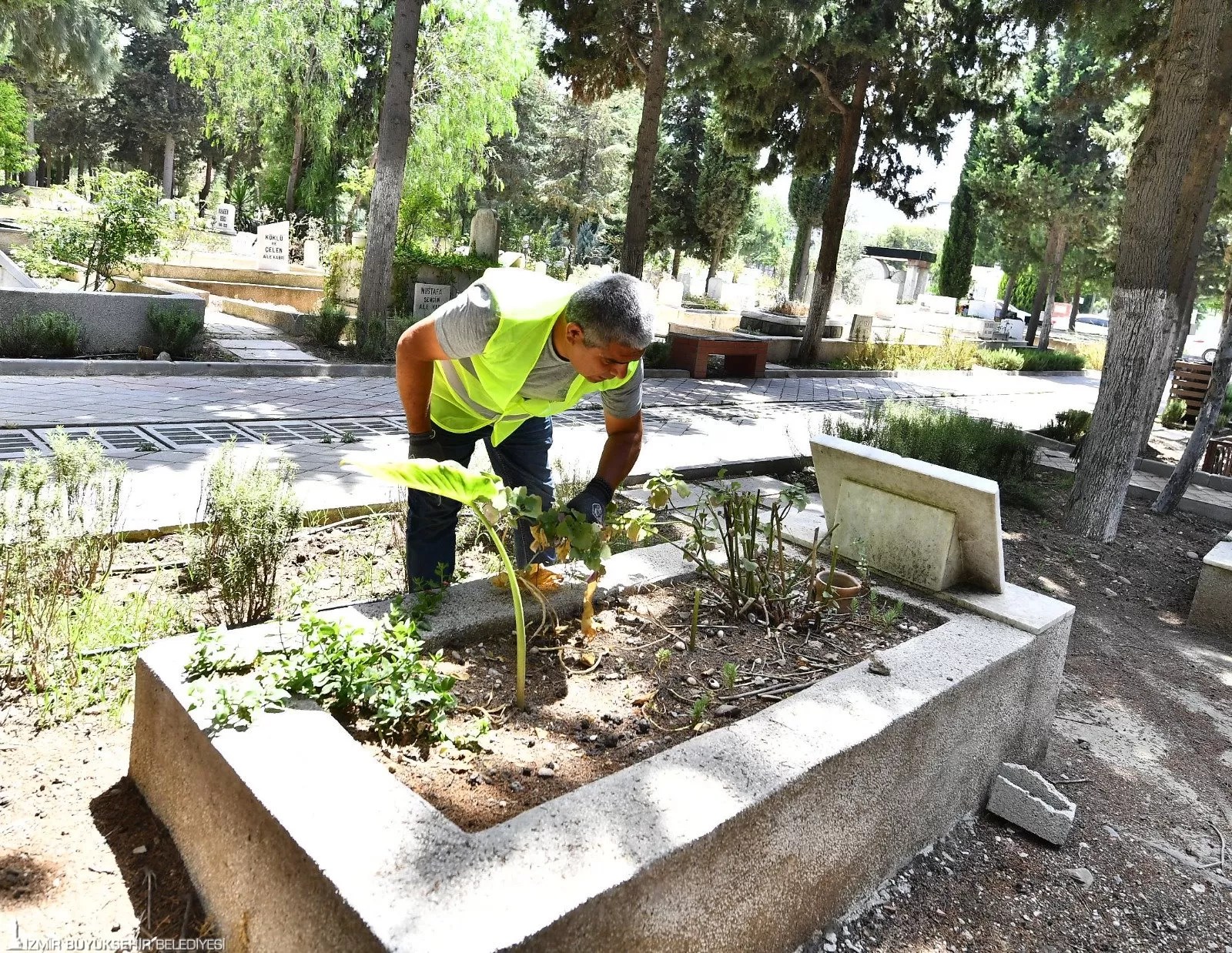 İzmir Büyükşehir Belediyesi, Kurban Bayramı'na yaklaşırken kentin tüm mezarlıklarında hummalı bir çalışma yürüttü. 