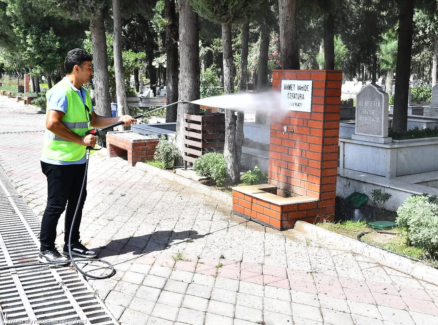 İzmir Büyükşehir Belediyesi, Kurban Bayramı'na yaklaşırken kentin tüm mezarlıklarında hummalı bir çalışma yürüttü. 