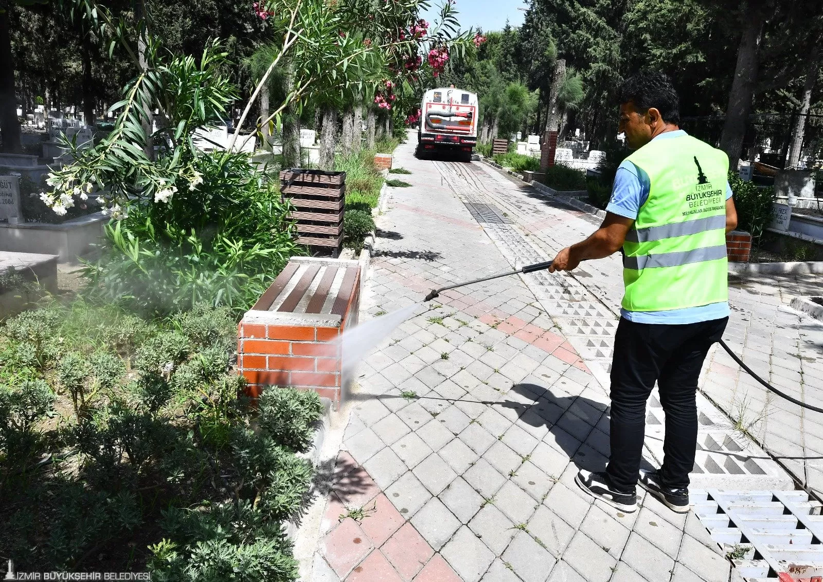 İzmir Büyükşehir Belediyesi, Kurban Bayramı'na yaklaşırken kentin tüm mezarlıklarında hummalı bir çalışma yürüttü. 