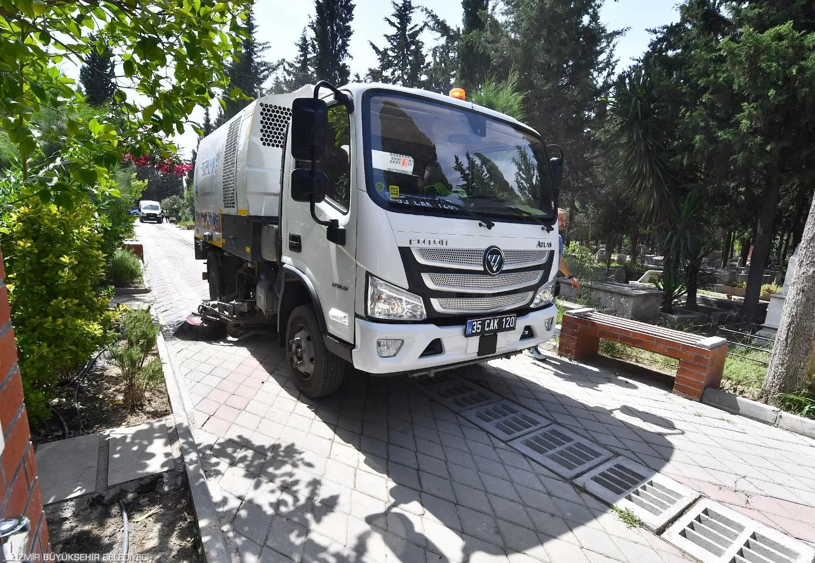 İzmir Büyükşehir Belediyesi, Kurban Bayramı'na yaklaşırken kentin tüm mezarlıklarında hummalı bir çalışma yürüttü. 