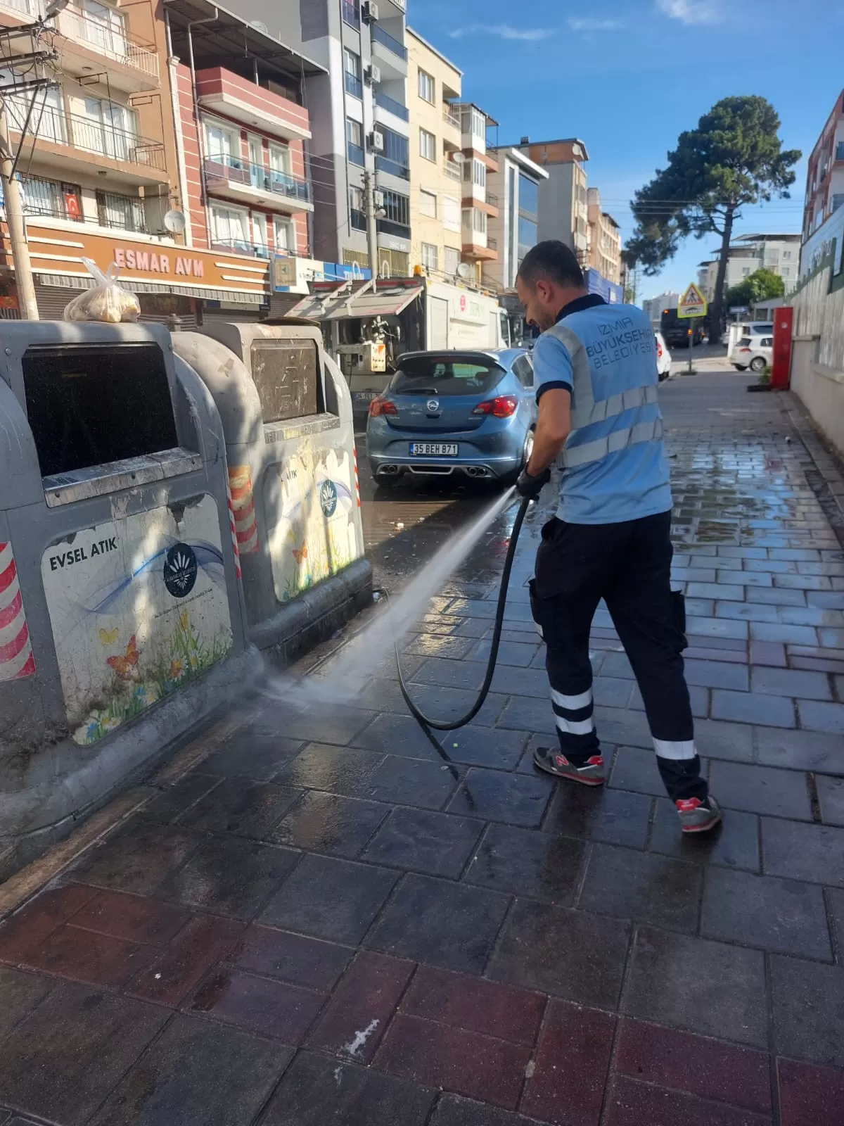 Karabağlar Belediyesi ve İzmir Büyükşehir Belediyesi ekipleri, vatandaşların tertemiz bir bayram geçirmesi için gece gündüz demeden çalışıyor.