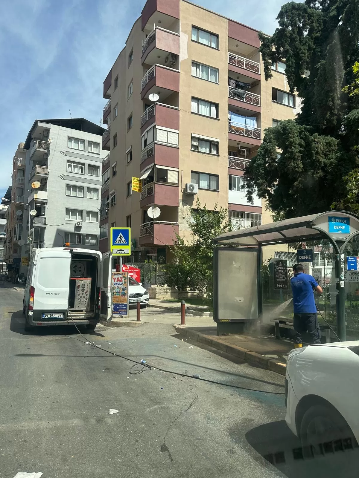 Karabağlar Belediyesi ve İzmir Büyükşehir Belediyesi ekipleri, vatandaşların tertemiz bir bayram geçirmesi için gece gündüz demeden çalışıyor.