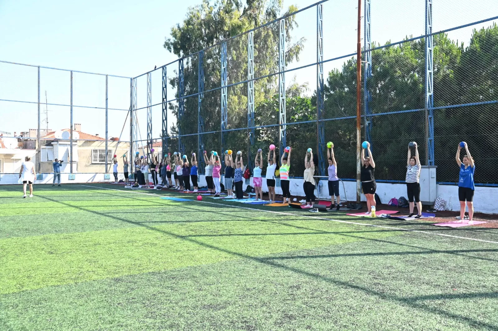 Karabağlar Belediyesi, kadınların sağlıklı ve zinde kalmaları için haftada iki gün ücretsiz pilates ve aerobik dersleri düzenliyor