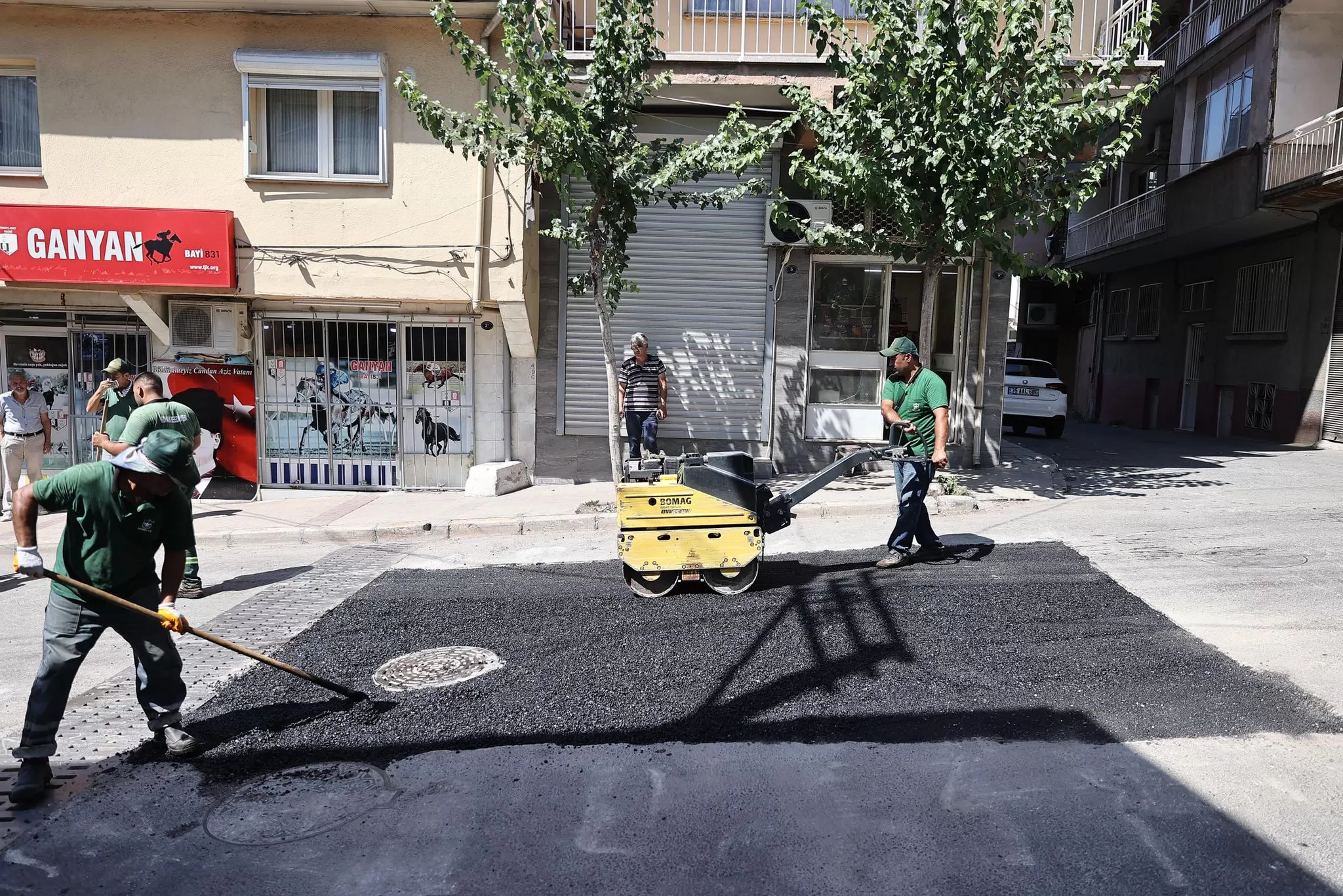 Konak Belediyesi, Kurban Bayramı'nda da 111 mahallede çalışmalarına ara vermeden devam ederek vatandaşlara kesintisiz hizmet sunmaya devam ediyor.