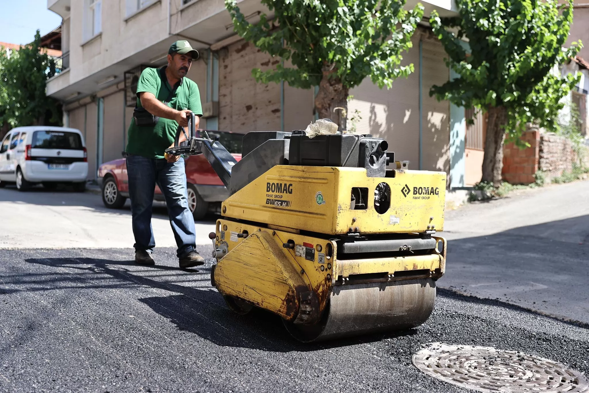 Konak Belediyesi, Kurban Bayramı'nda da 111 mahallede çalışmalarına ara vermeden devam ederek vatandaşlara kesintisiz hizmet sunmaya devam ediyor.