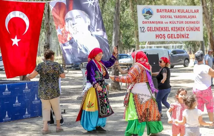 Bayraklı Kulalılar Derneği’nin 12’nci Geleneksel Keşkek Günü'nde CHP Genel Başkanı Özgür Özel, Bayraklı Belediye Başkanı İrfan Önal’ı övgüyle anarak destek verenlere teşekkür etti.