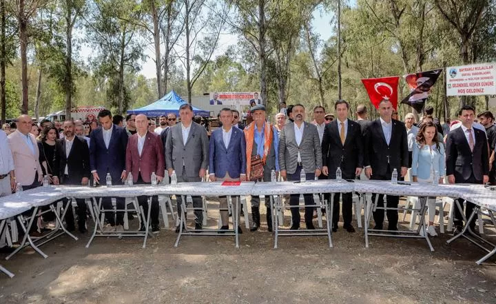 Bayraklı Kulalılar Derneği’nin 12’nci Geleneksel Keşkek Günü'nde CHP Genel Başkanı Özgür Özel, Bayraklı Belediye Başkanı İrfan Önal’ı övgüyle anarak destek verenlere teşekkür etti.